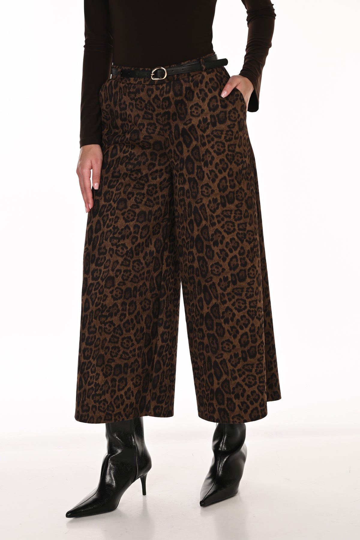 Frank Lyman Leopard Zip Detail Pant
